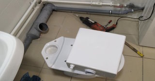 Установка напольного унитаза в Димитровграде: монтаж под ключ от СантехДомДмт от 5167 рублей.